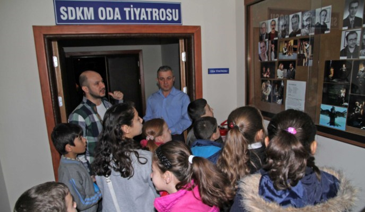 Öğrenciler Sahne Arkasını Gördü