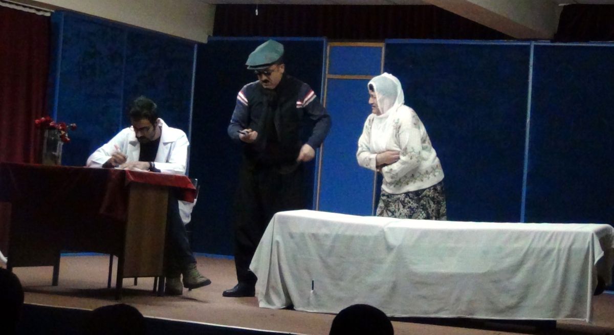 Ovacık\'ta Tiyatro Gösterimi