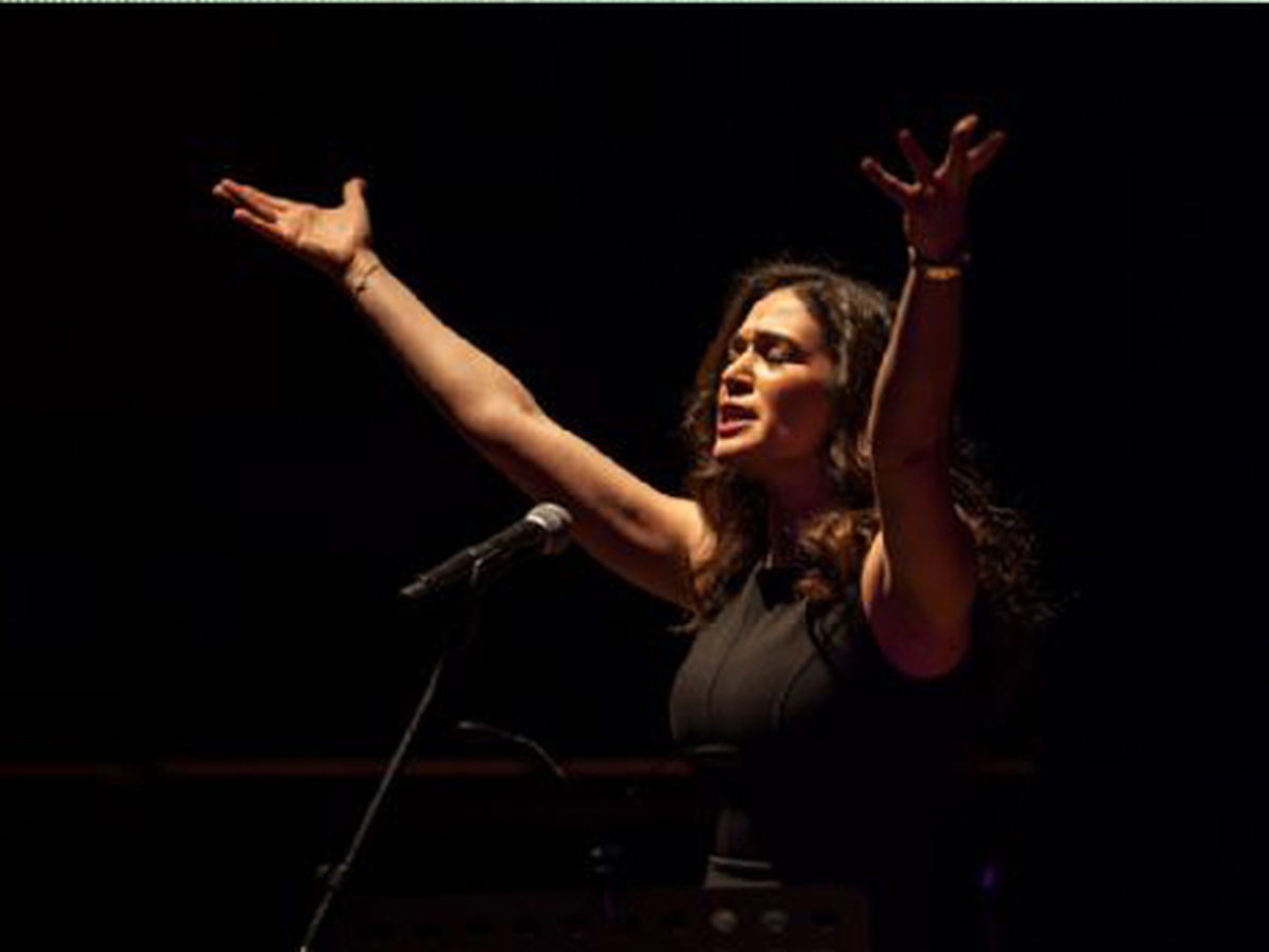 Özge Bu Kez Sahnede Şarkılar Söyledi