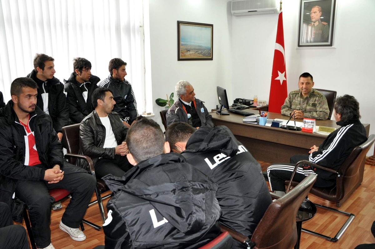 Suşehri Belediyespor\'lu Futbolcular İlçe Jandarma Komutanını Ziyaret Etti