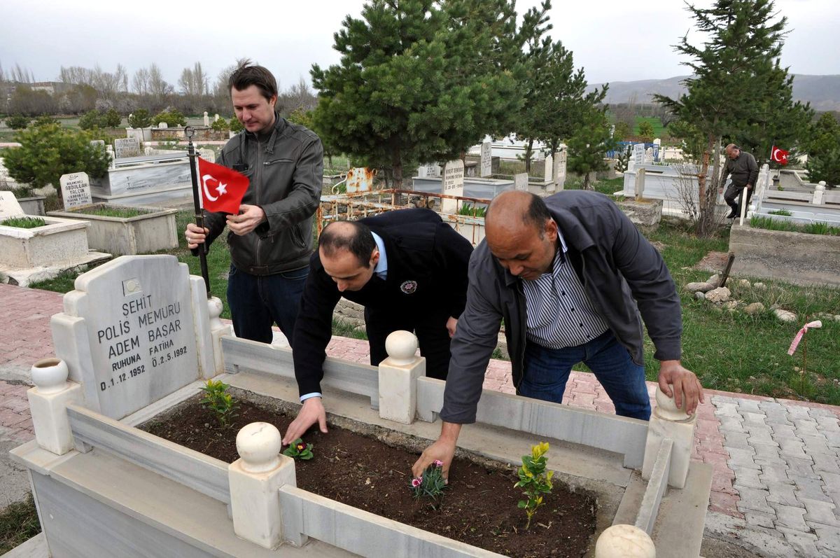 Şehit Mezarlarının Bakım ve Onarımı Yapıldı