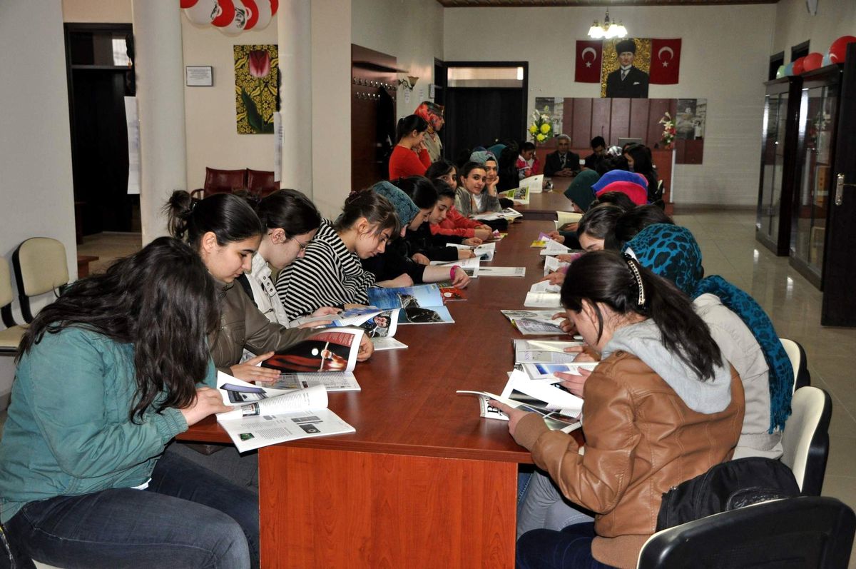 Suşehrili Öğrenciler İlçe Kütüphanesini Gezdi