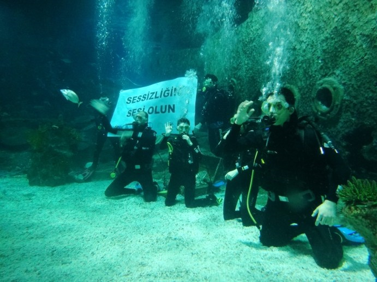 Suyun Altında 'Konuşan Eller'