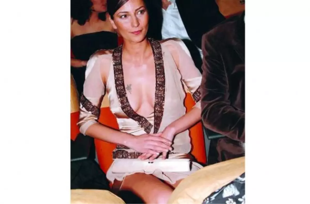 Tacizciyi Kalçasını Ellerken Yakaladı!