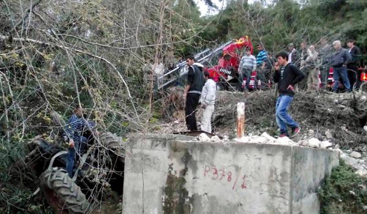 Traktörün Direksiyonuna Baston Sıkıştı: 1 Ölü, 2 Yaralı