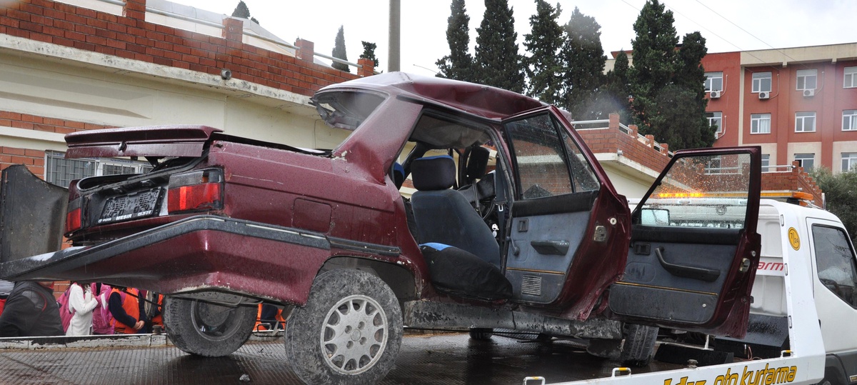Tren Otomobile Çarptı: 1 Ölü, 1 Yaralı