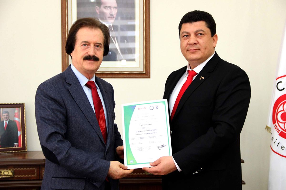 Uni Akademi Enstitüsü Tarafından Cumhuriyet Üniversitesi'ne Iso 9001 Belgesi Verildi