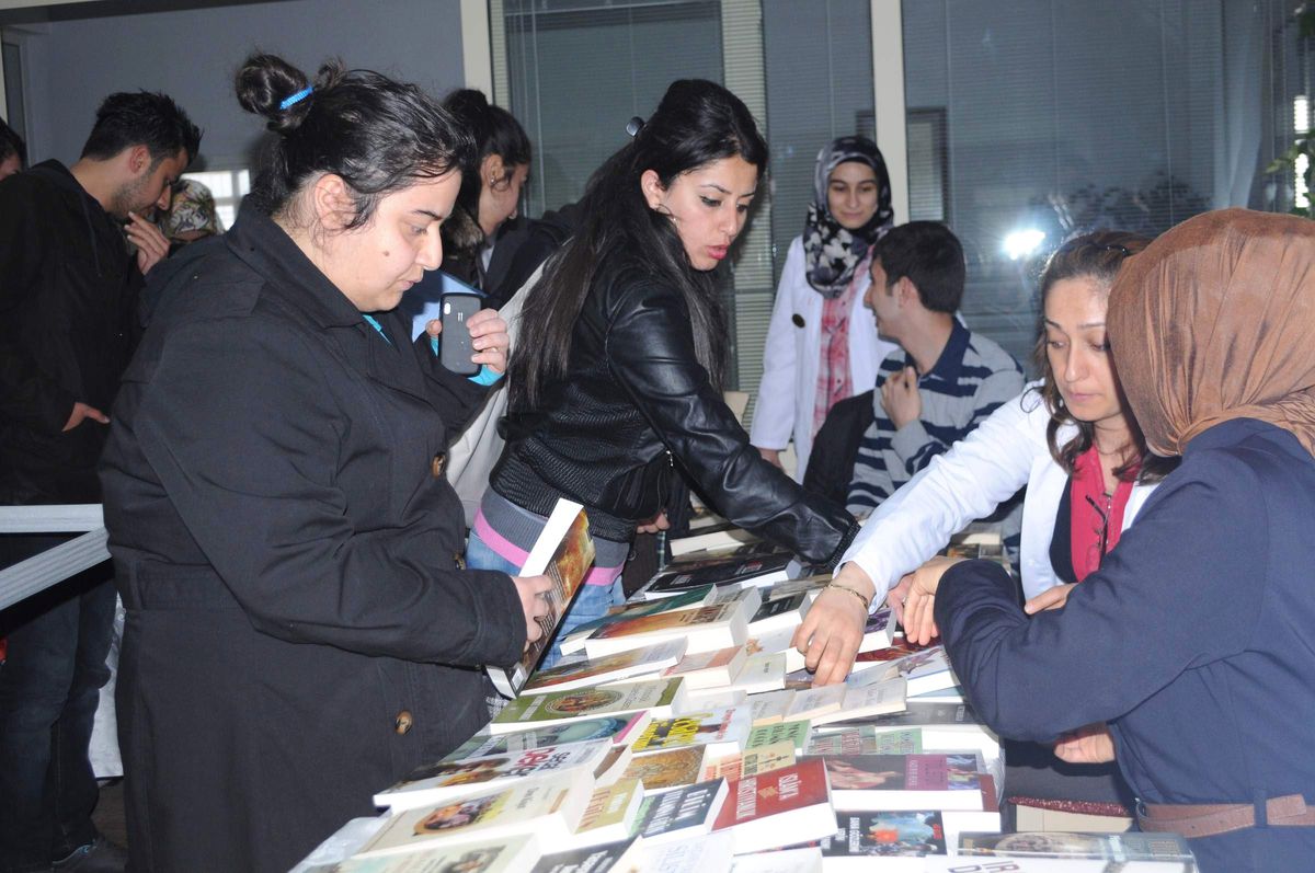 Üniversite\'de Kitap Okuma Etkinliği