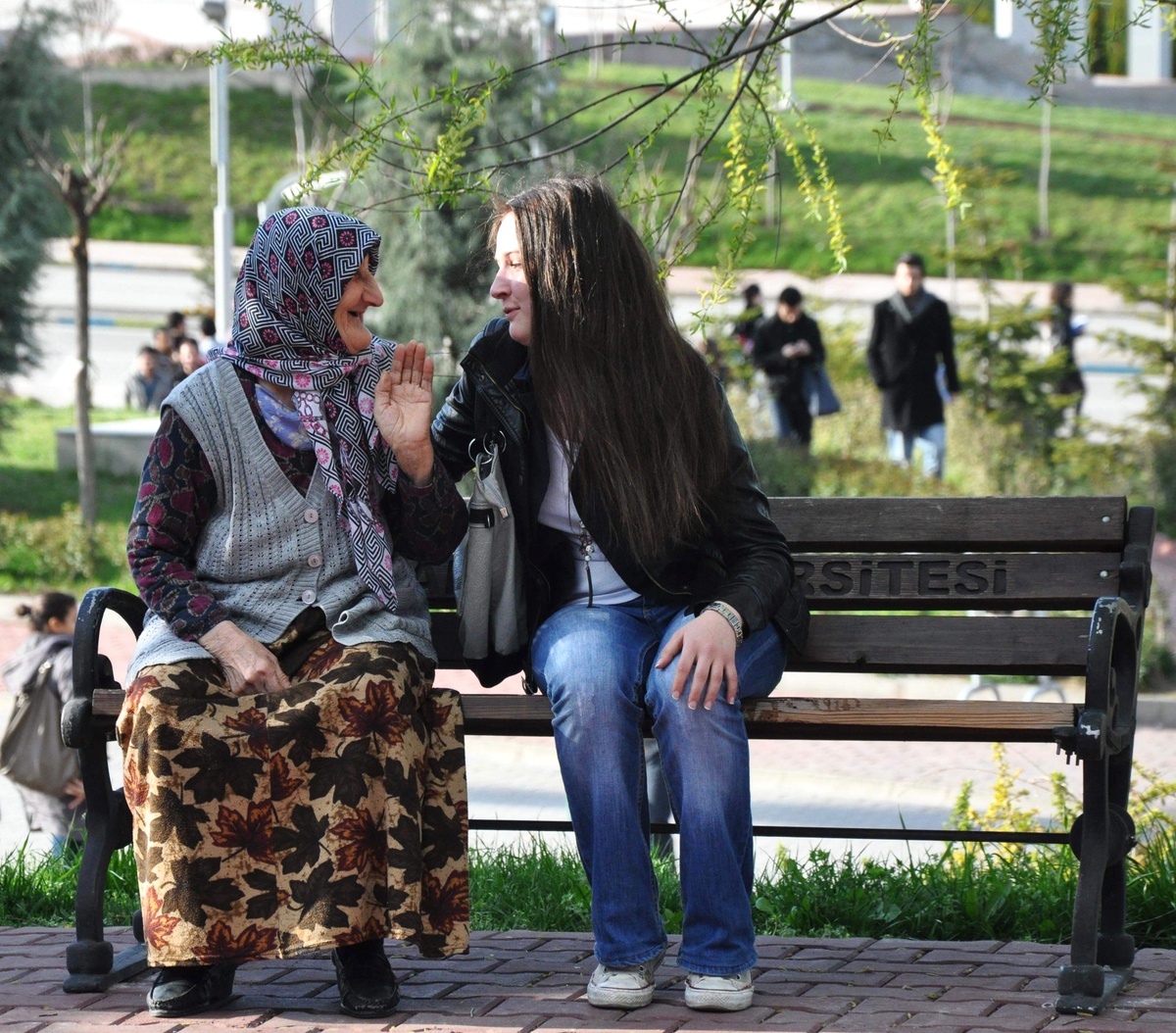 Üniversite Öğrencileri Yaşlıları Ağırladılar