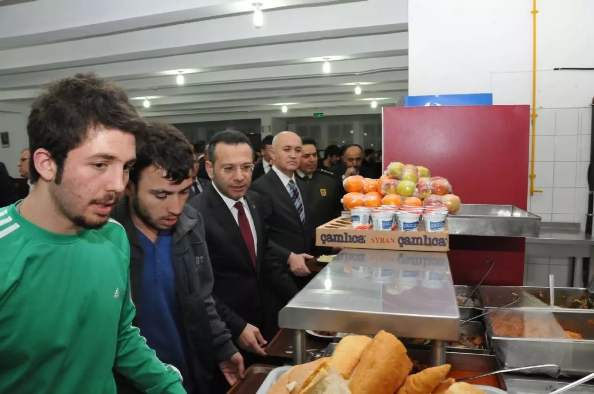 Vali Aksoy, Yurtta Kalan Öğrencilerle Buluştu