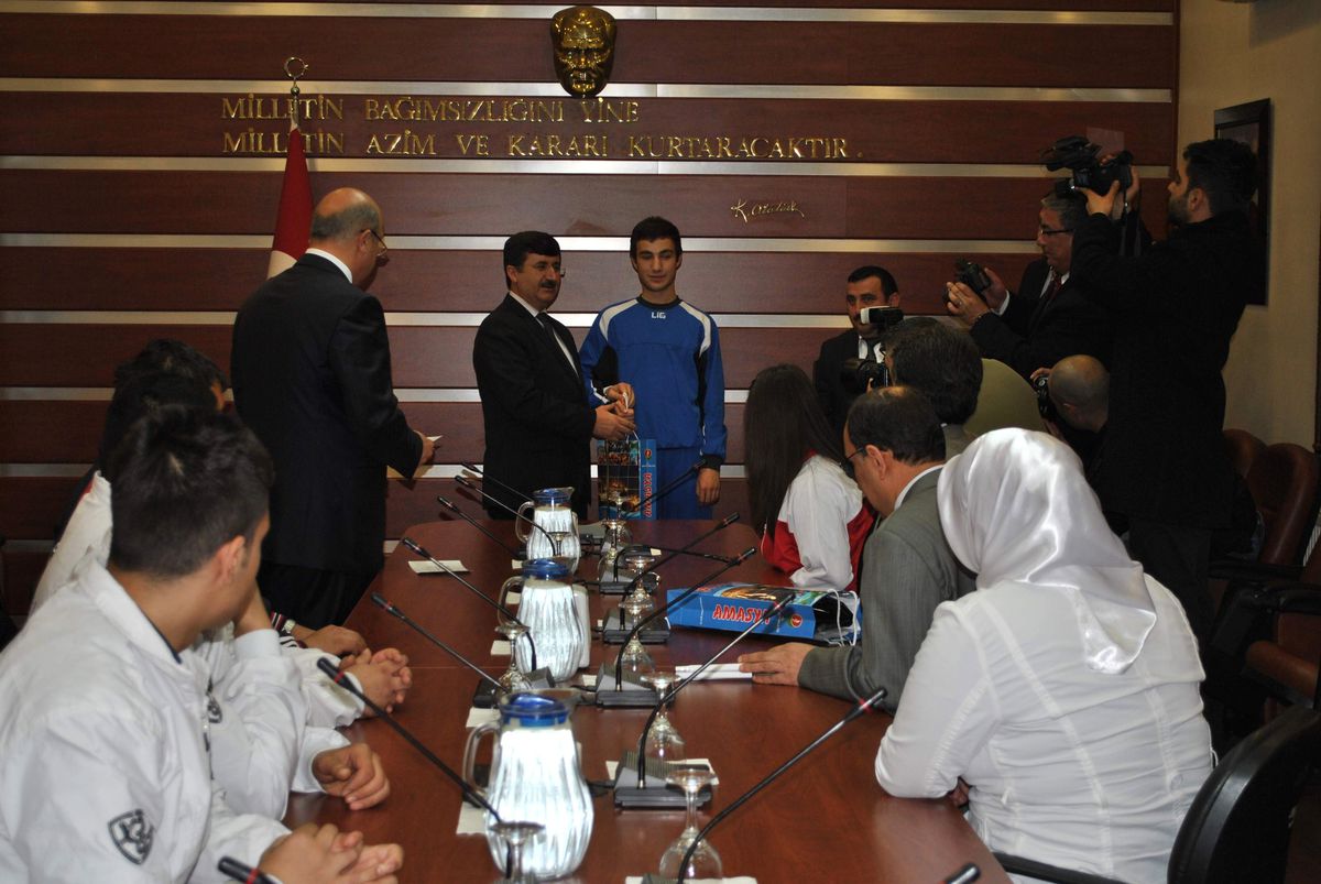 Vali Öz\'den Başarılı Sporculara Hediye