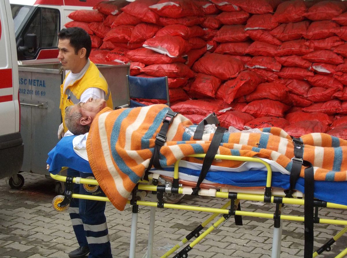 Virajı Alamayan Beton Mikseri Dereye Uçtu: 1 Yaralı