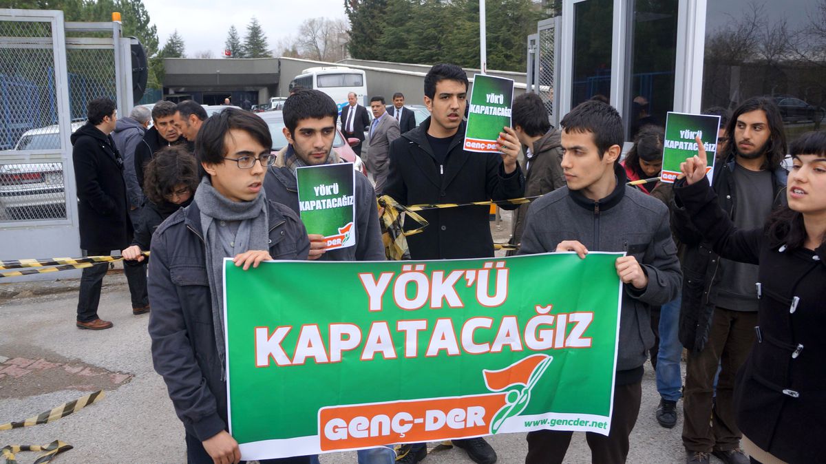 YÖK Binası Önünde \'Şeritli\' Protesto