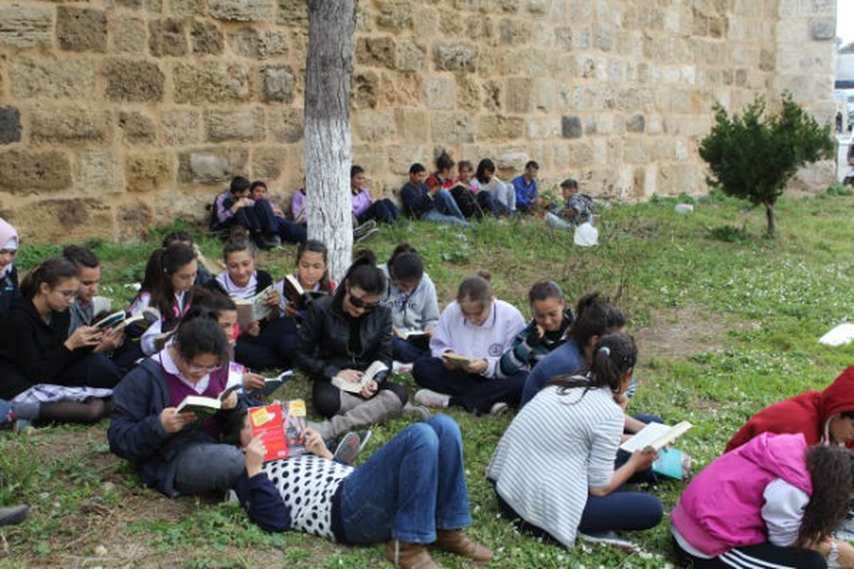 Yumurtalık\'ta Öğrenciler Parkta Kitap Okudu