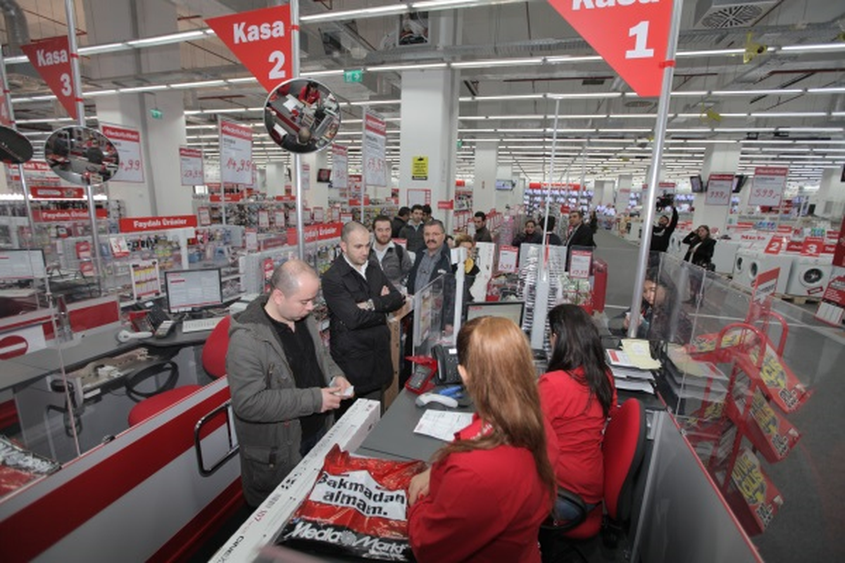 6. Medıa Markt\'ının İlk Ziyaretçileri En Hızlı 26 Takipçi Oldu