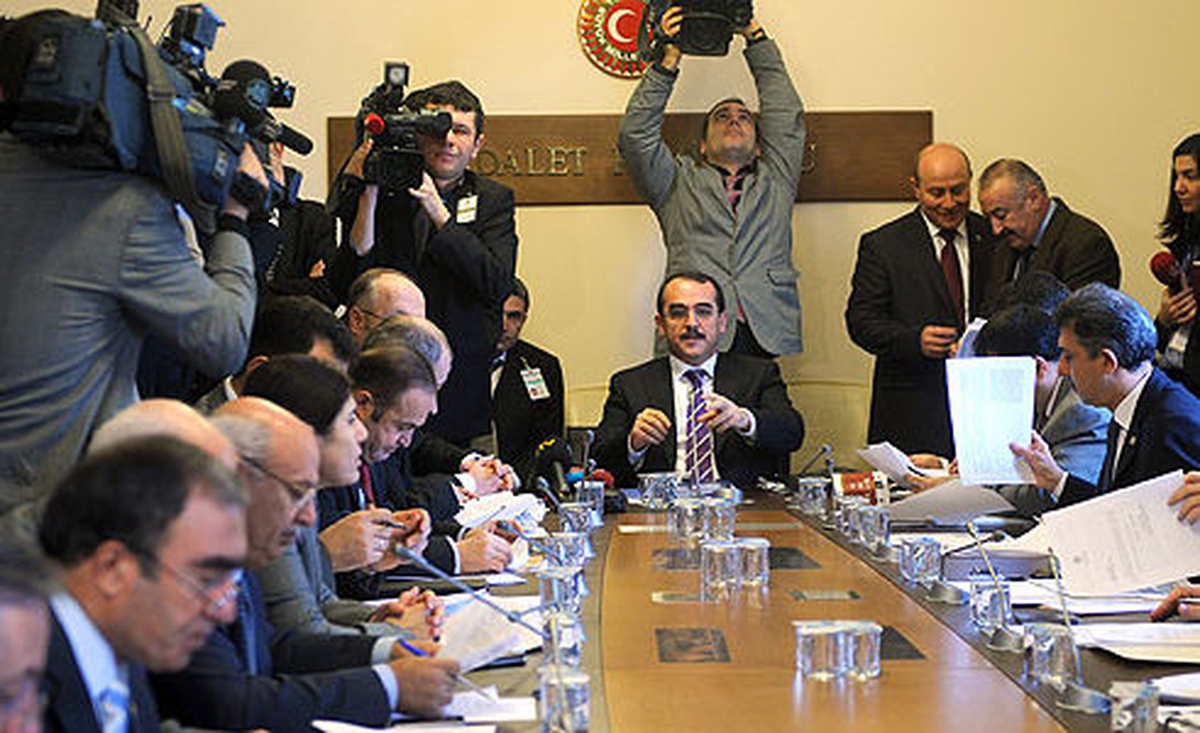 Adalet Komisyonu\'nda "İhanet" Tartışması