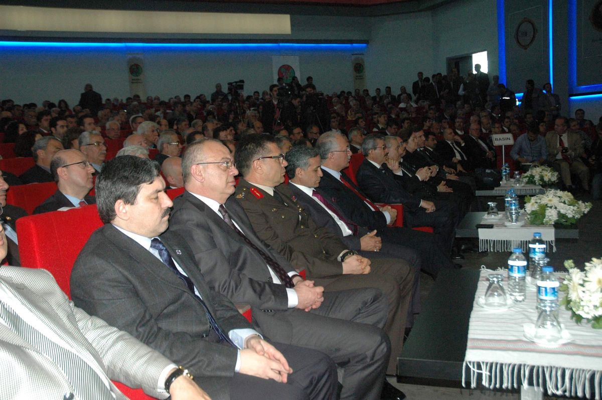 Anayasa Mahkemesi Başkanı Kılıç Manisa\'da Konferans Verdi (3)