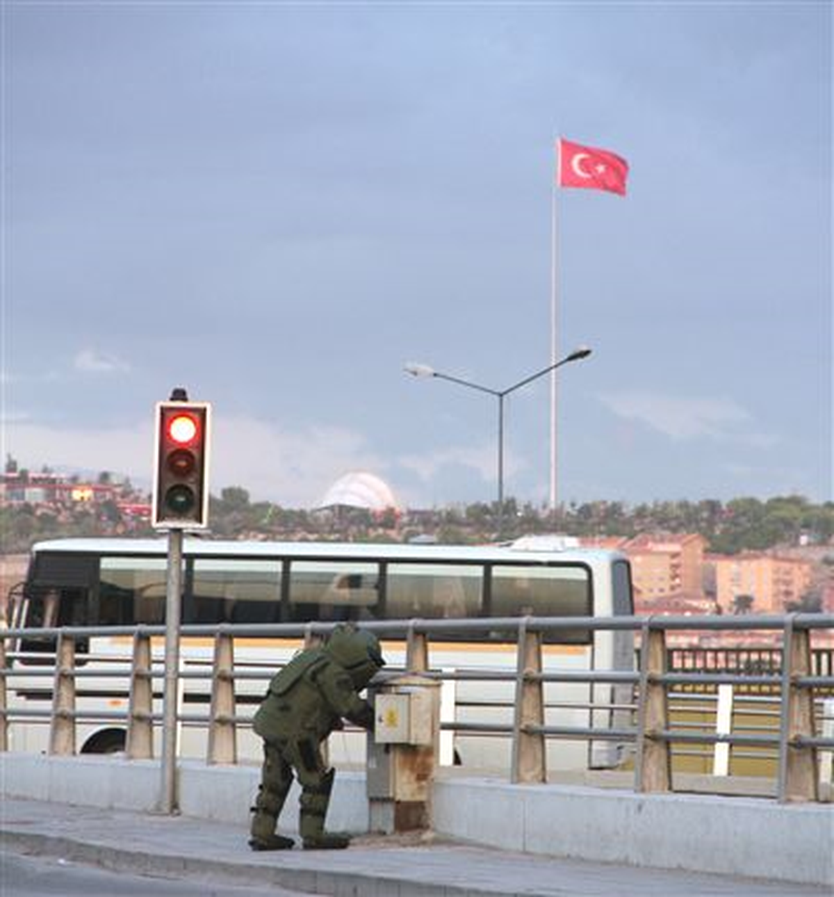Başkent\'te Bombalı Araç Alarmı