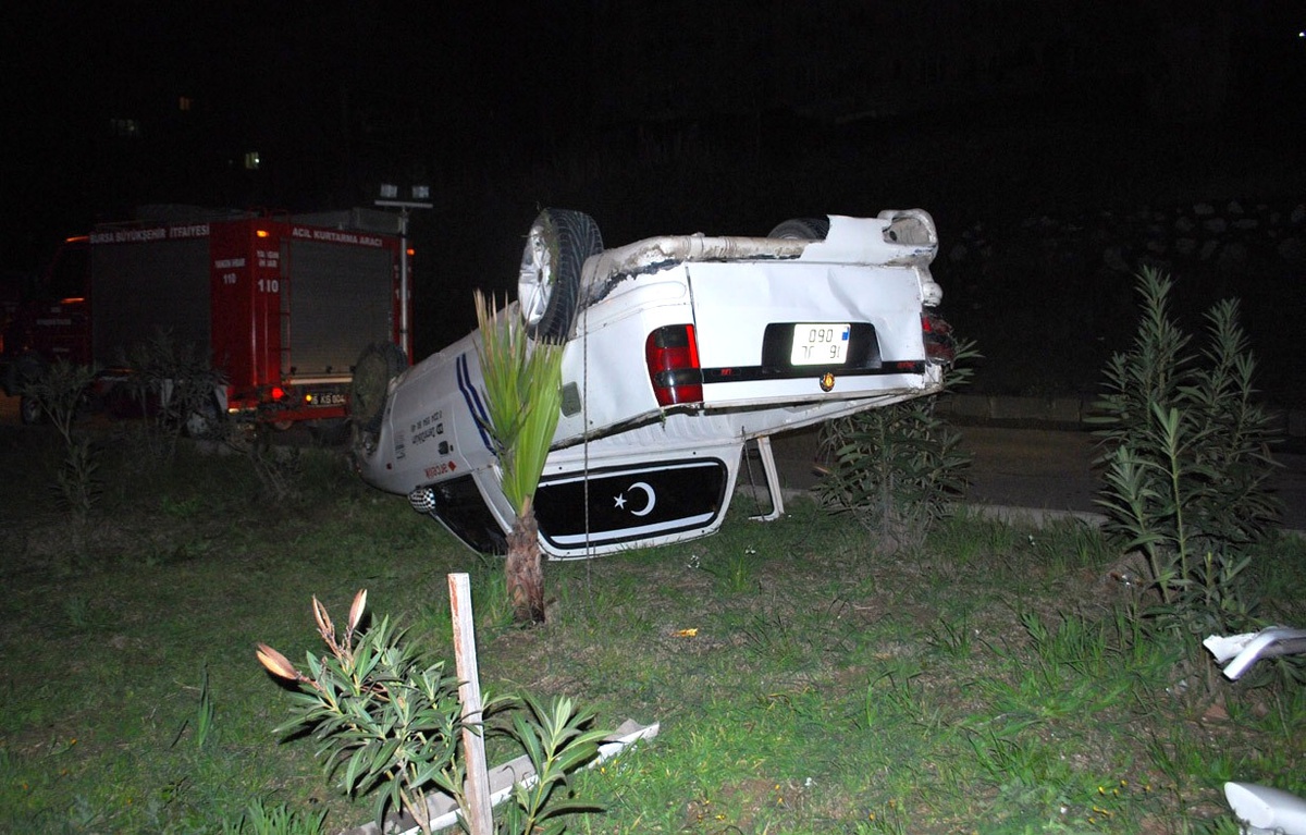 Bursa\'da Otomobille Kamyonet Çarpıştı: 1 Yaralı