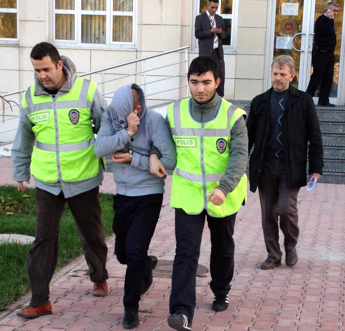 Cezaevinden Çıkıp Çöp Bidonu Çaldılar