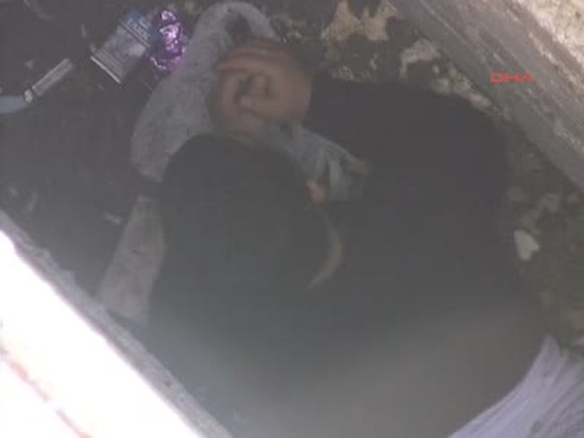 Düzce Rüzgarda Uçuşan Evrakı Almak İsterken Bina Boşluğunu Düştü Rüzgarda Uçuşan Evrakı Almak...