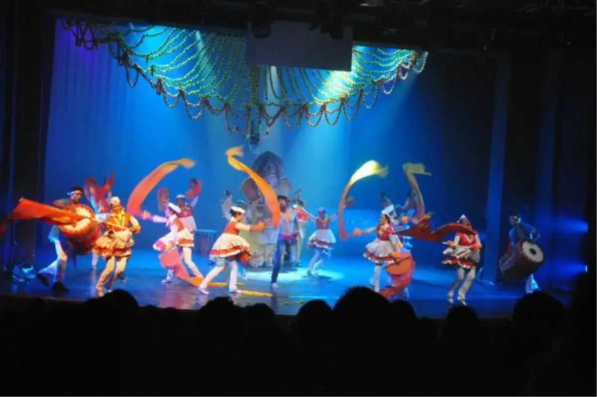 Festivalde Bollywood Müzikali Coşkusu