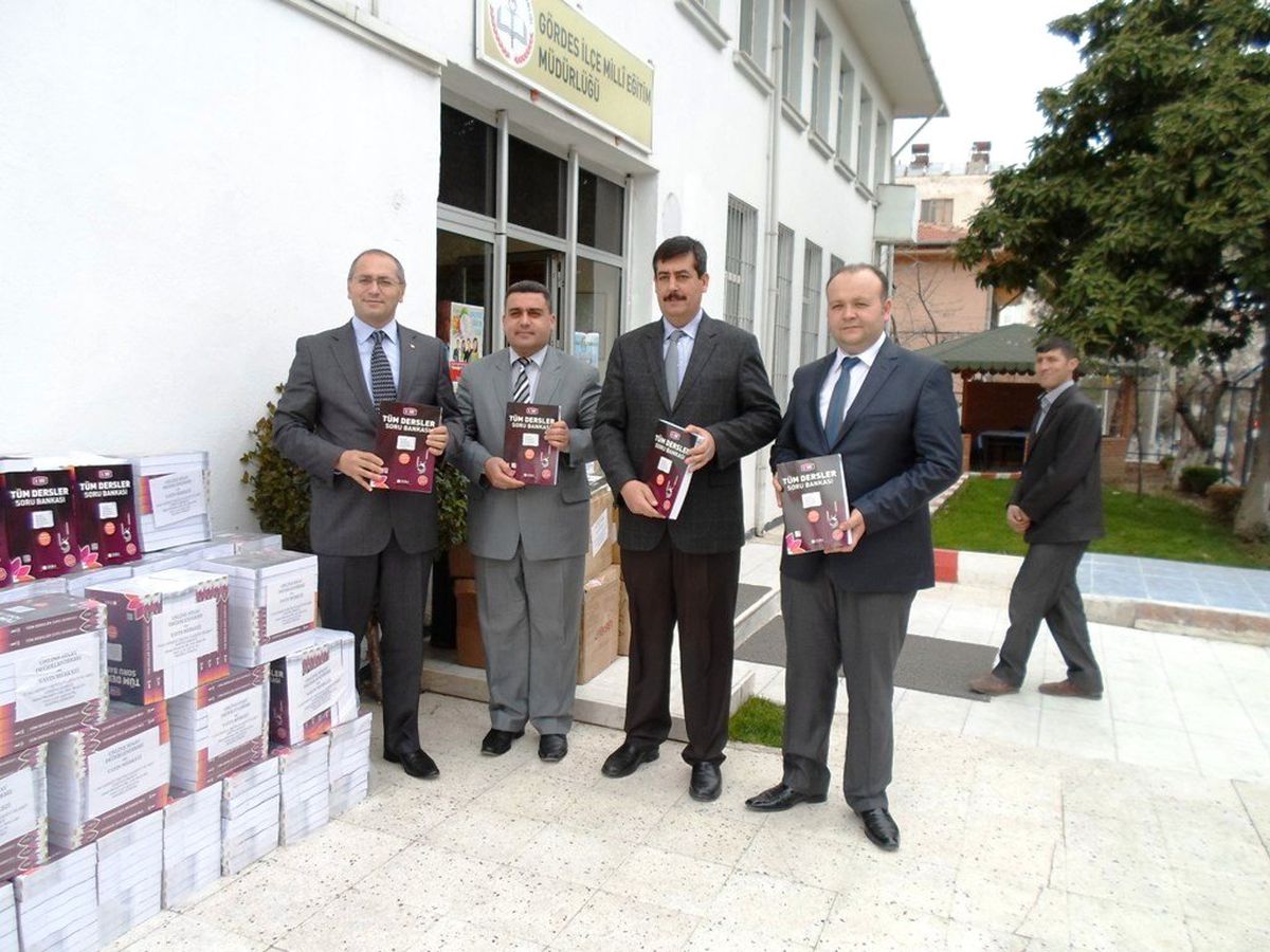 Gördes\'te Sınava Girecek Öğrencilere Test Kitabı Dağıtıldı