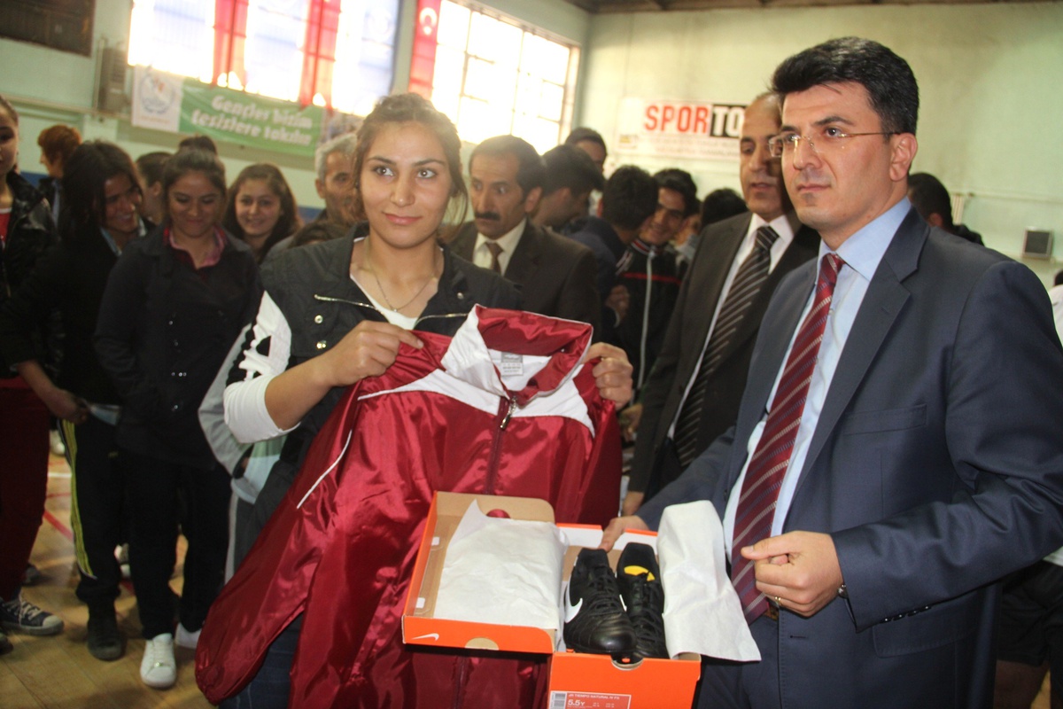 Hakkari Valiliği\'nden Spor Kulüplerine Malzeme Desteği