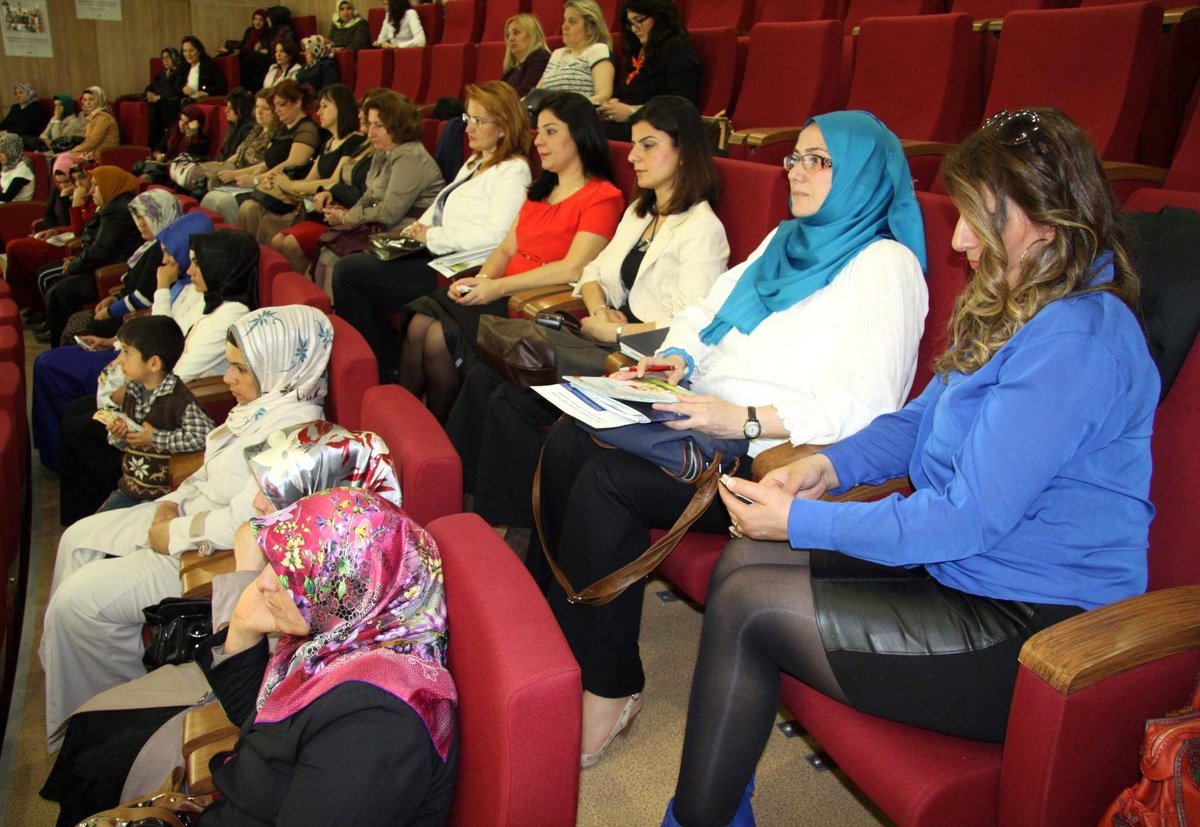 Kadınlar Toplantıda, Erkekler Çocuk Bakıcılığında