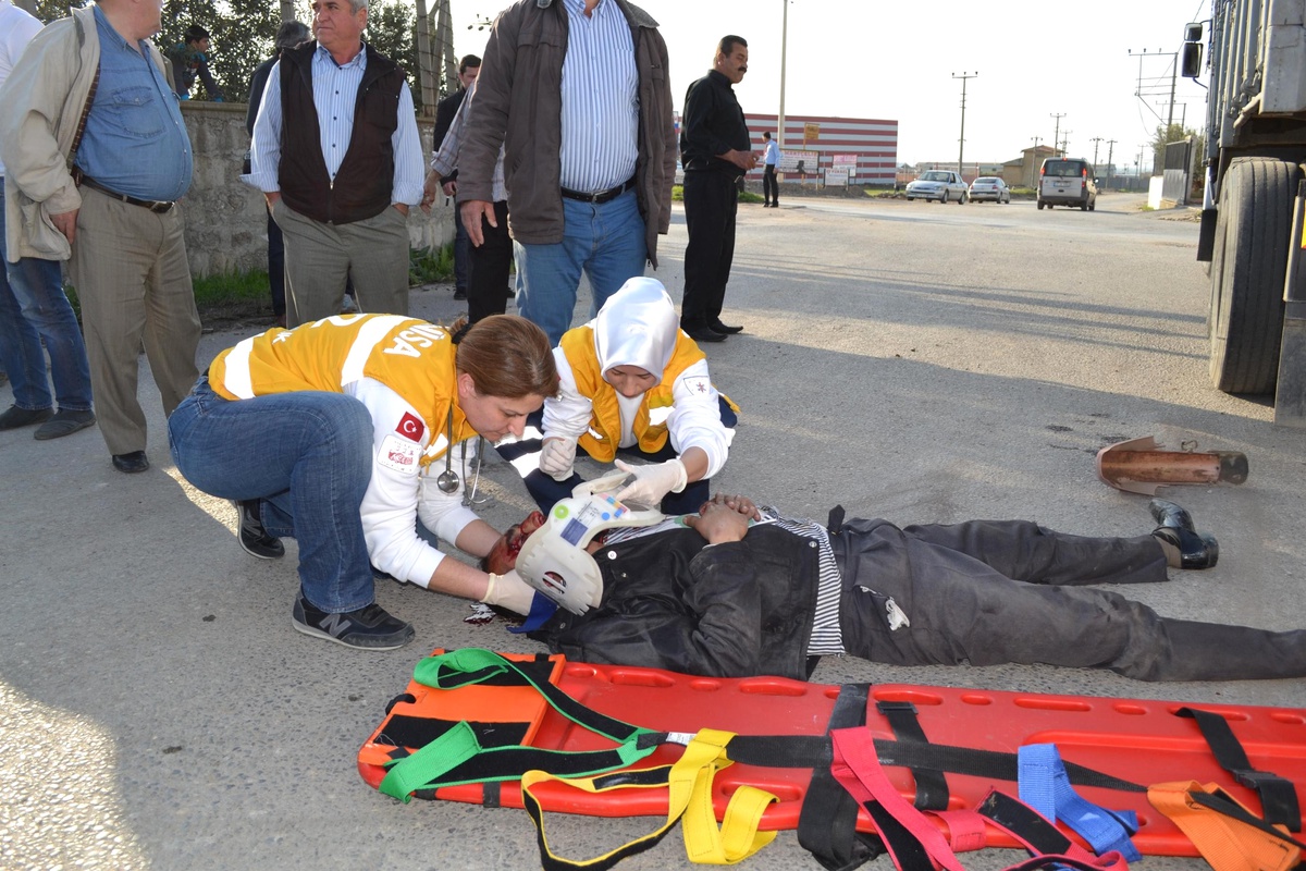 Kamyon ile Motosiklet Çarpıştı: 2 Yaralı