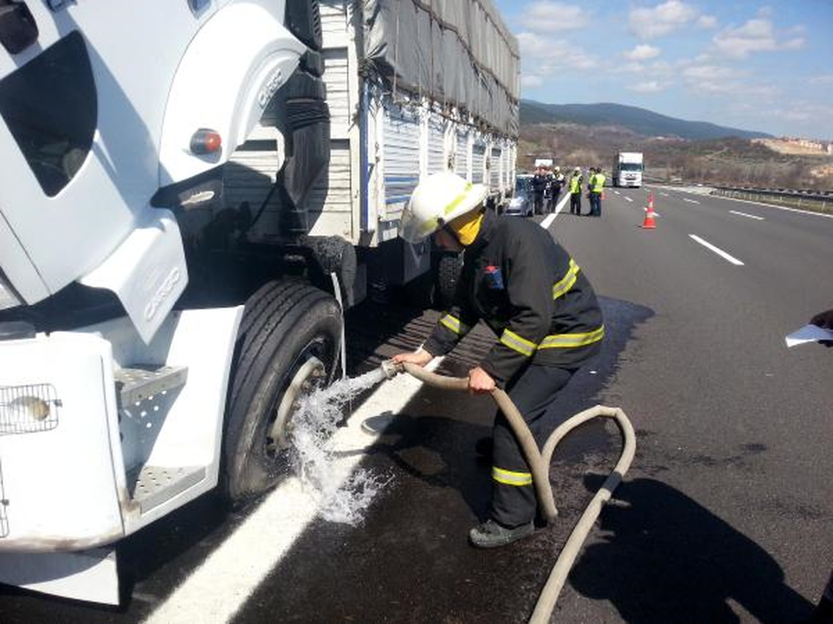 Kamyonun Lastikleri Tutuştu