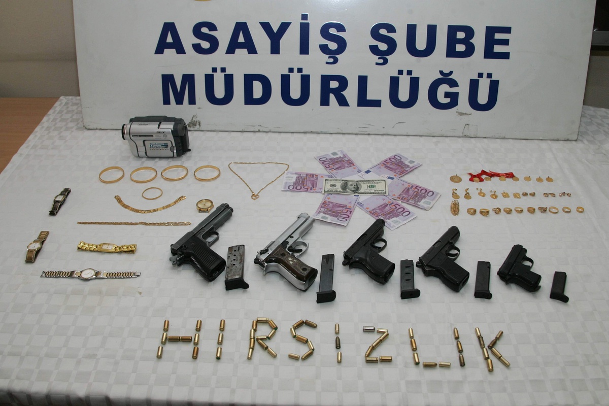 Kasanın Gizli Bölmesinde Çalıntı Altınlar Ele Geçirildi