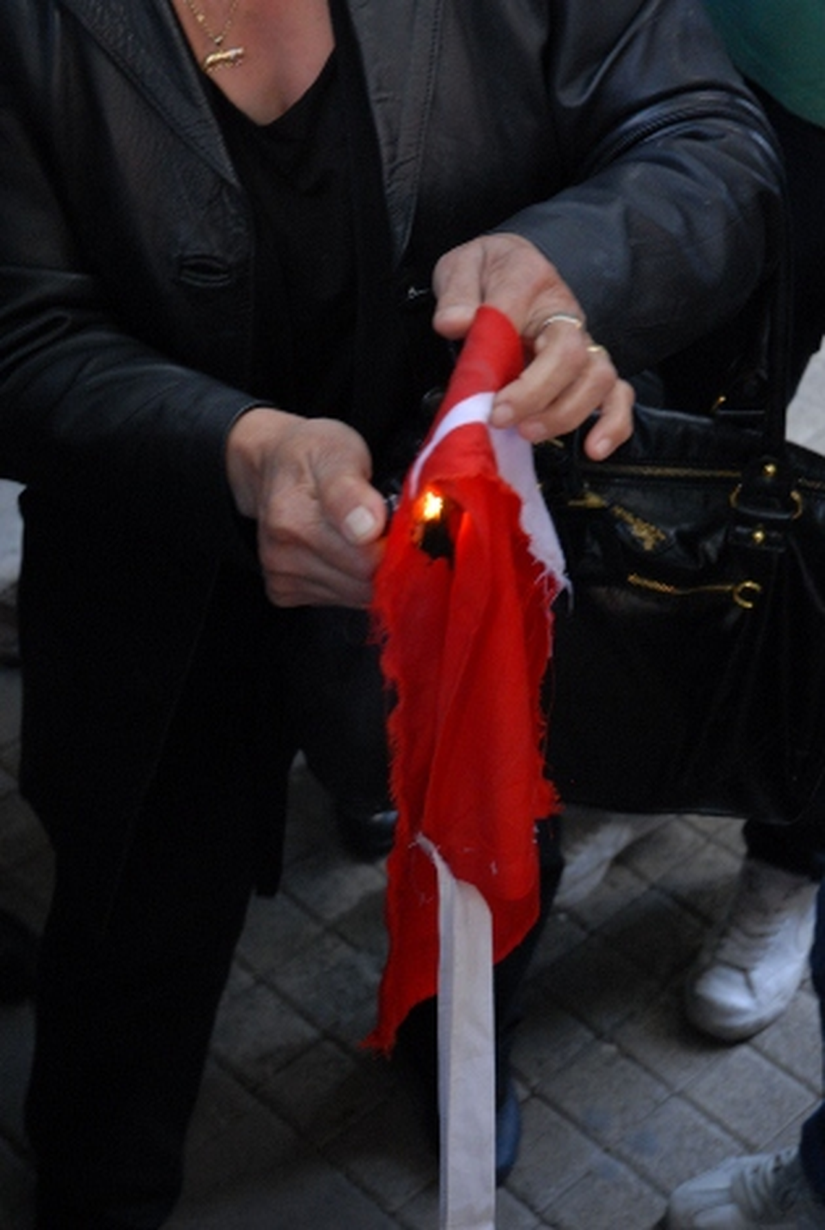 Kıbrıs Rum Kesimi\'nde Türk Bayrağını Yakma Girişimi