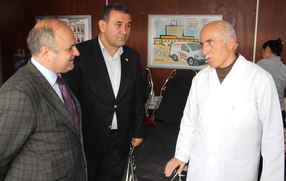 Kırşehir Valisi Kızılay Tırını Ziyaret Etti