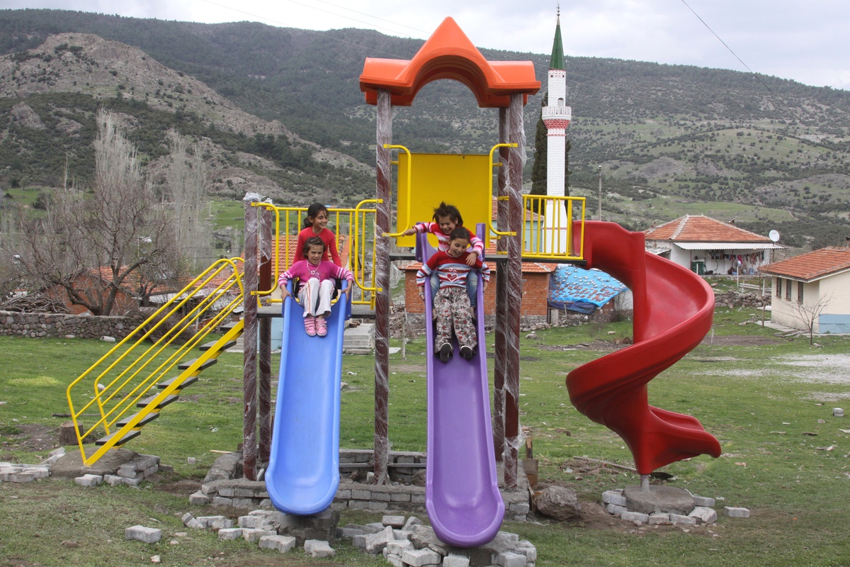 Köylü Çocuklar İlk Kez Oyun Parkı ile Tanıştı