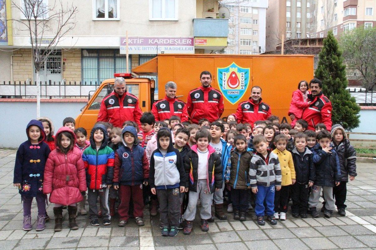 Kreş Öğrencilerine Yangın Tatbikatı Verildi
