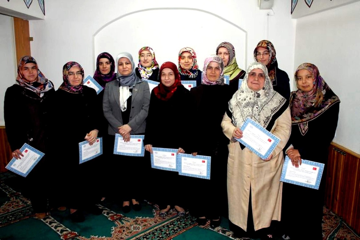 Kur\'an Kursu Öğreticilerine "Kur\'an-I Güzel Okuma" Eğitimi
