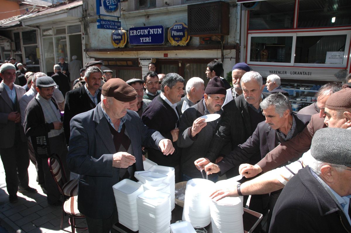Mudurnu\'da Muhsin Yazıoğlu İçin Bin 500 Kişilik Pilav Dağıtıldı