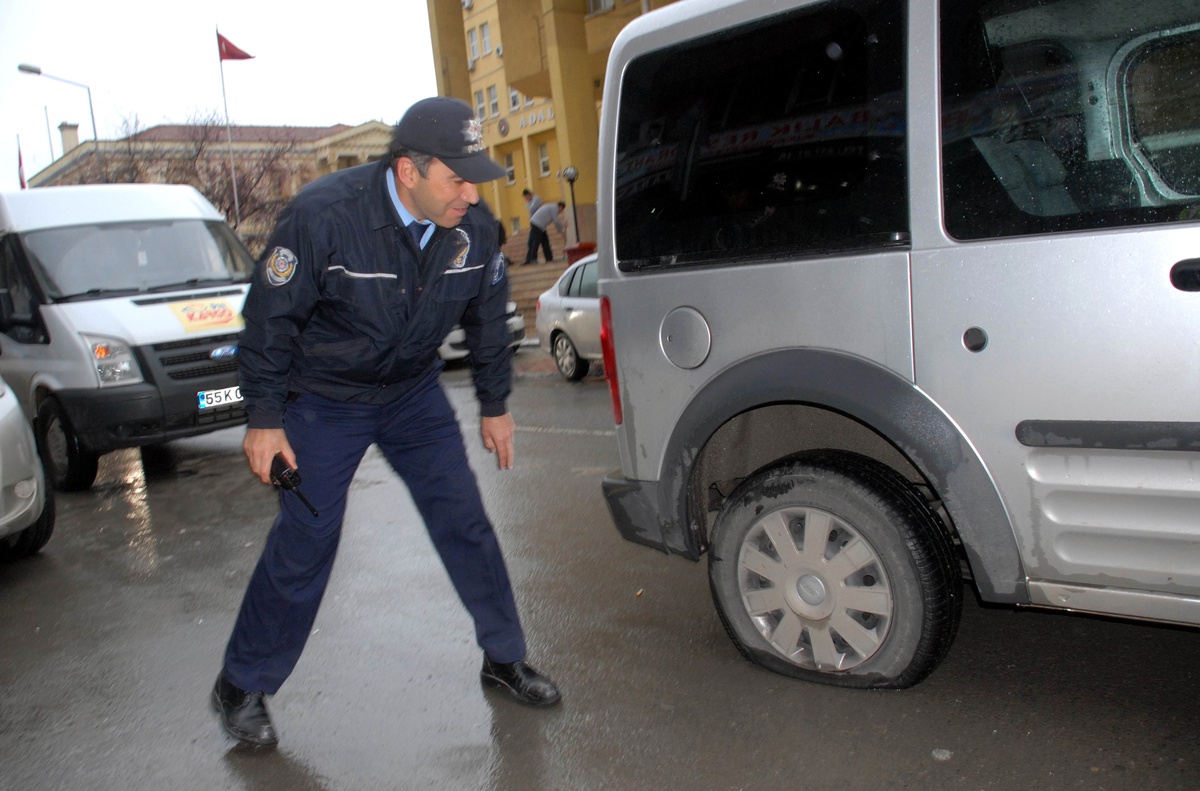 Polis Aracının Lastiği Kesildi