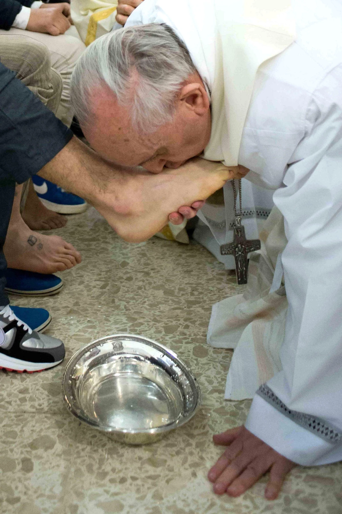 Papa, Müslüman Mahkumların Ayaklarını Öptü