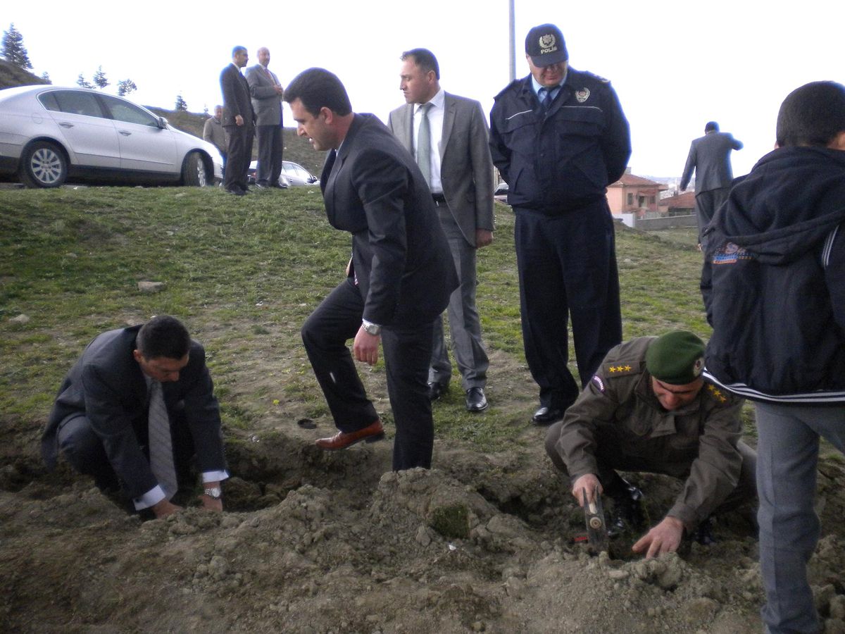 Protokol ve Öğrenciler Şehitliğe Fidan Dikti