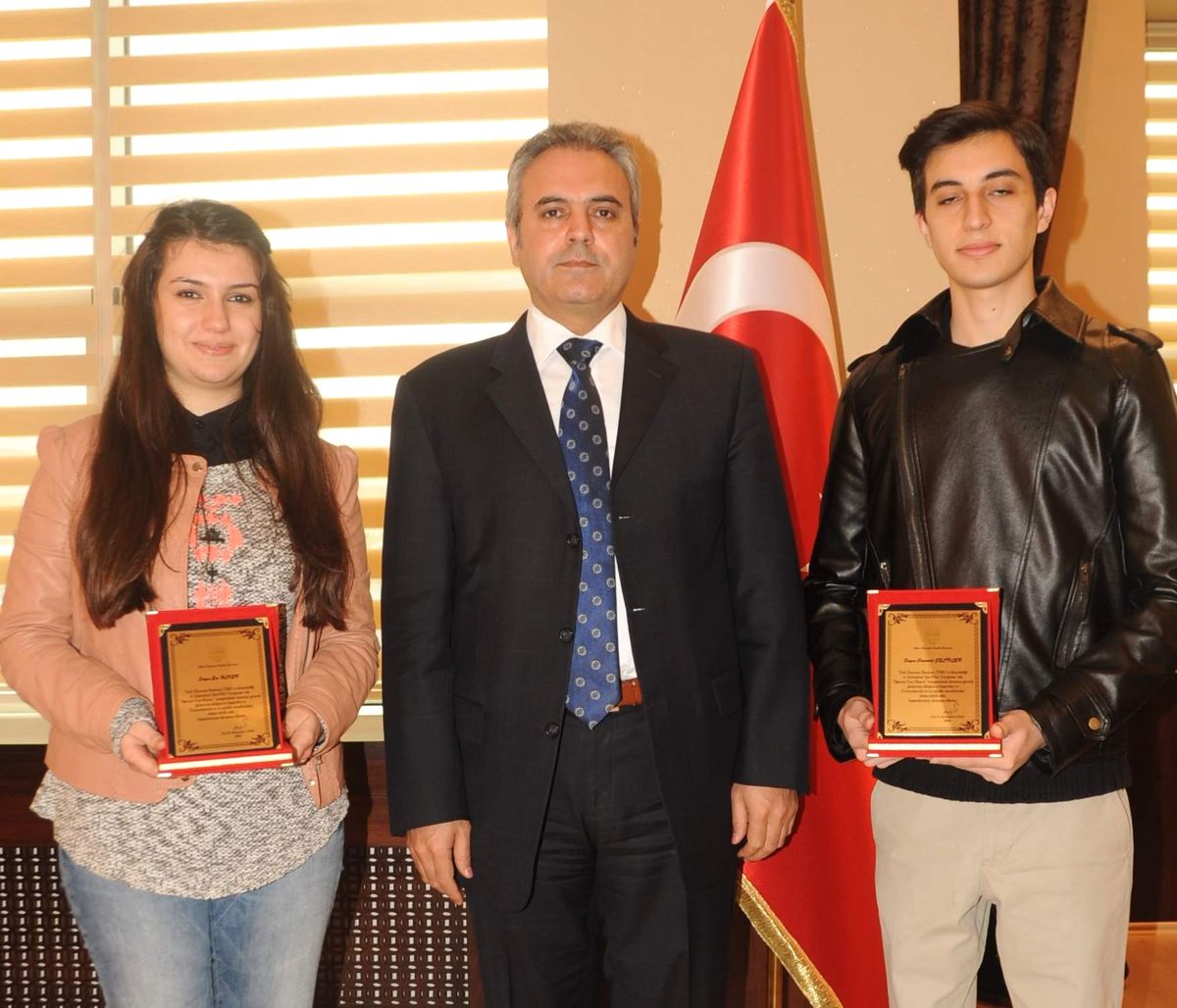 Rektörden Dereceli Öğrencilere Plaket