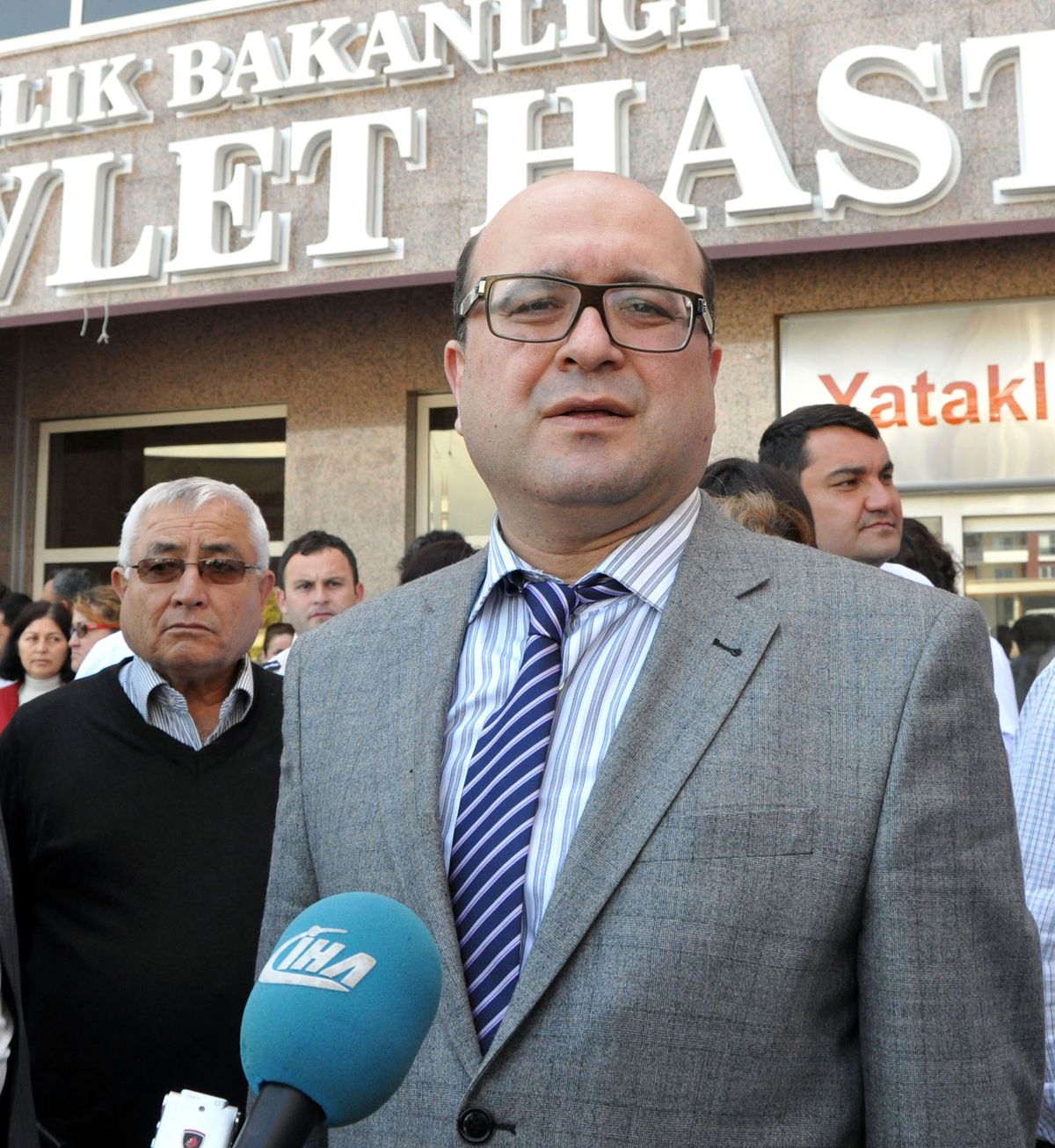 Rus Eşiyle Rusça Konuşan Doktoru Darp Etti