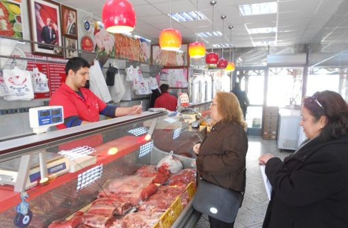 Selçuk\'ta Esnaf Vatandaş El Ele