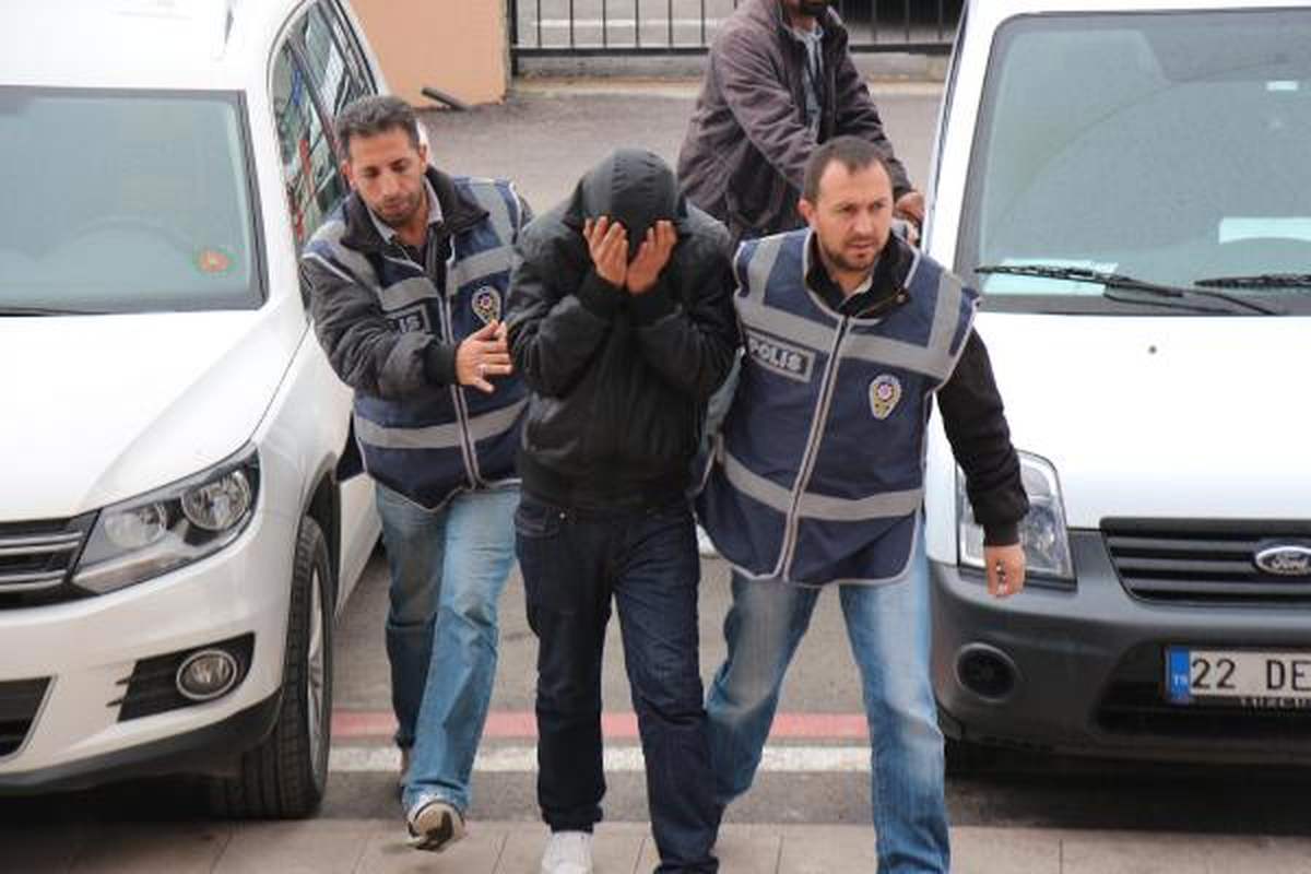 Babasını Kalbinden Bıçaklayarak Öldürdü