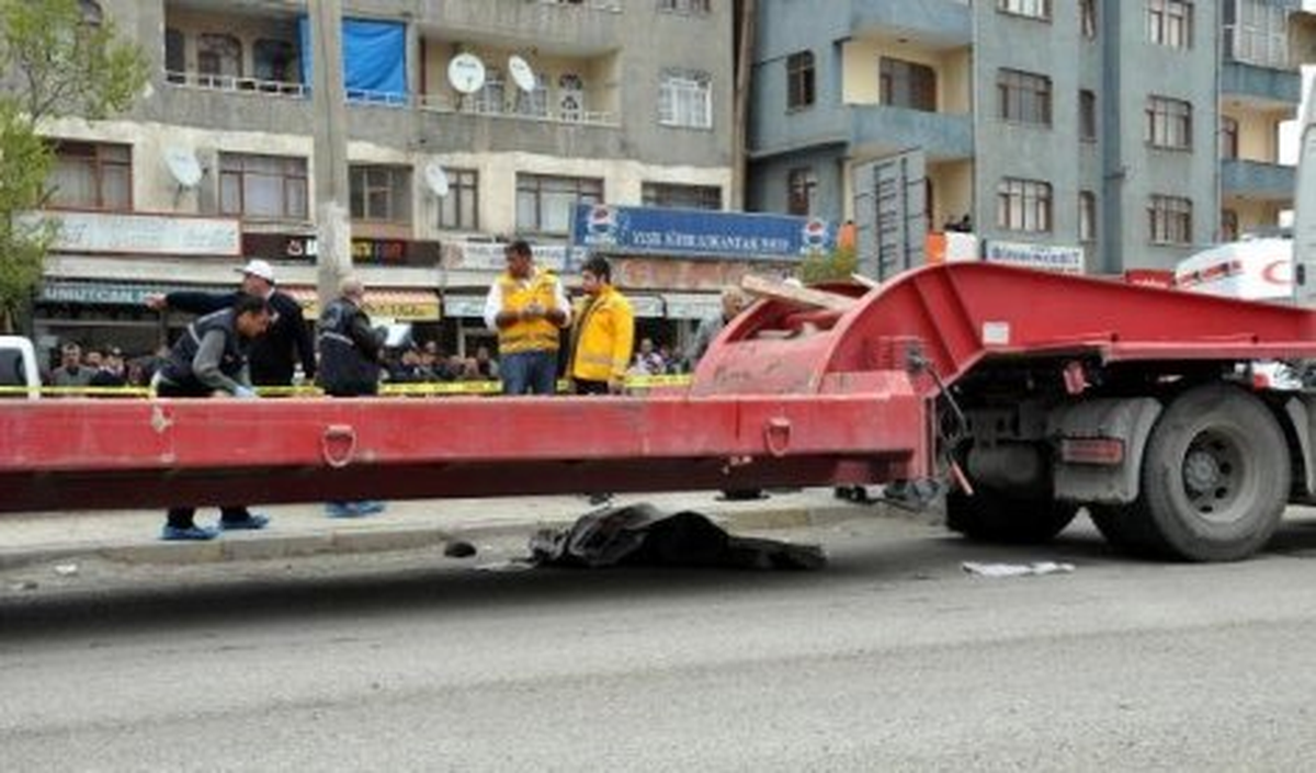 Tır\'ın Altında Kalan 4 Çocuk Babası Öldü