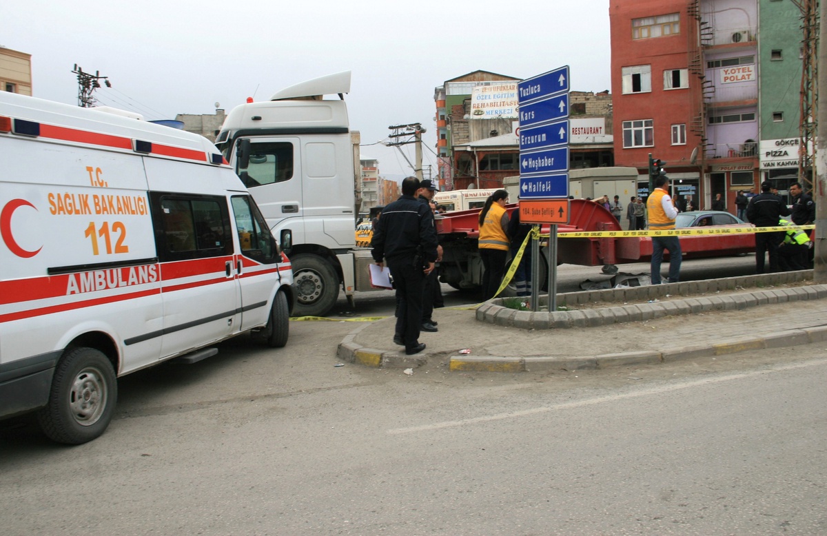 Tır\'ın Altında Kalan Yaşlı Adam Hayatını Kaybetti