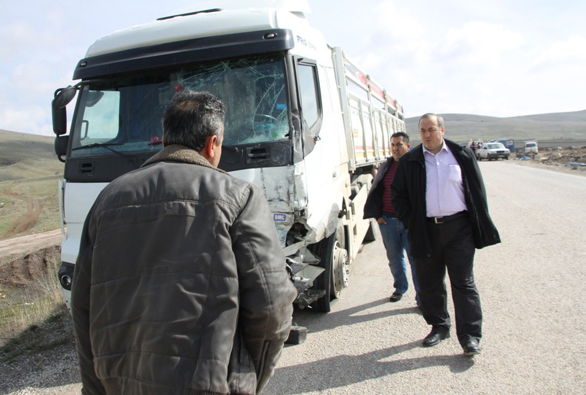 Tır Kamyonete Çarptı: 1 Yaralı