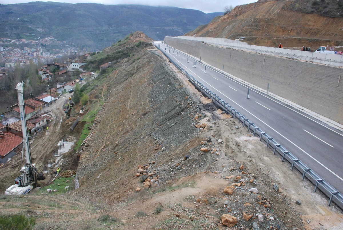 Tokat Çevre Yolu\'nda Heyelana Karşı Önlem