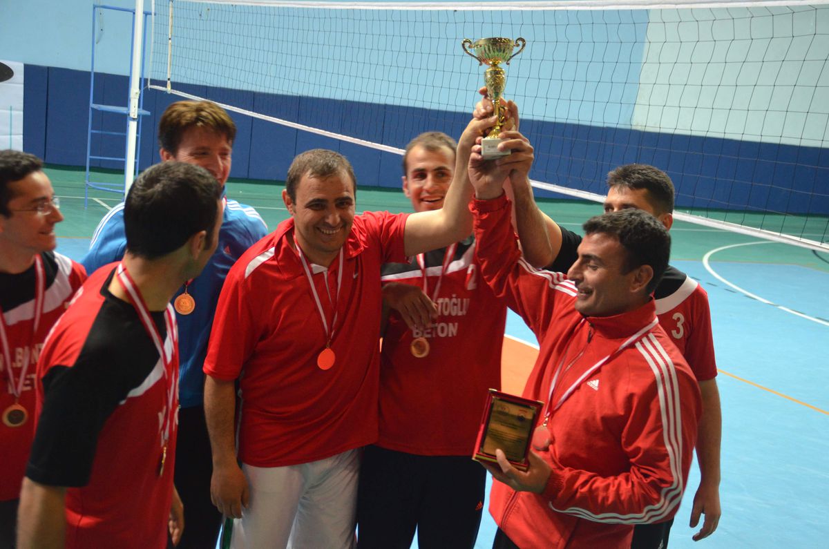 Tosya\'da Voleybol Turnuvasına, Asılsız Yangın İhbarı ve Çıkan Kavga Damgasını Vurdu